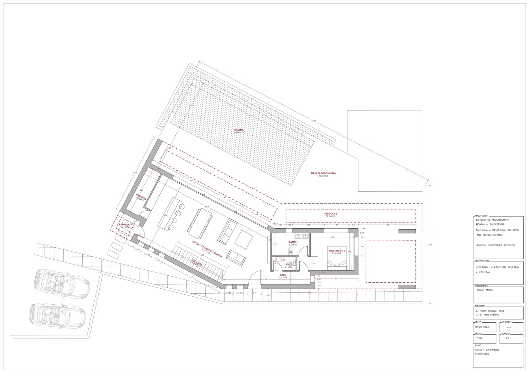 Gedetailleerde architecturale plattegrond van de begane grond, met een open woonkamer en keuken, een slaapkamer, zwembad en ruime buitenterrassen met pergola's.