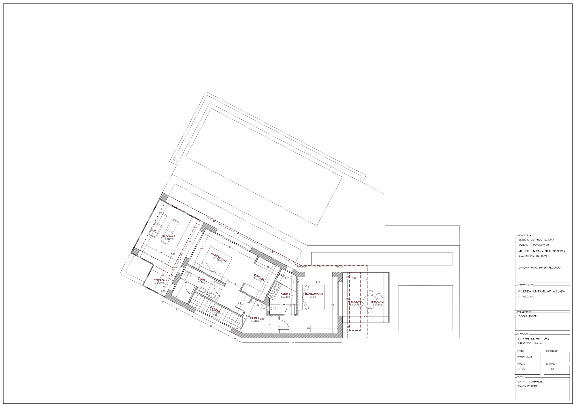 Gedetailleerde architecturale plattegrond van de eerste verdieping met twee slaapkamers, en-suite badkamers, een inloopkast en terrassen met pergola.
