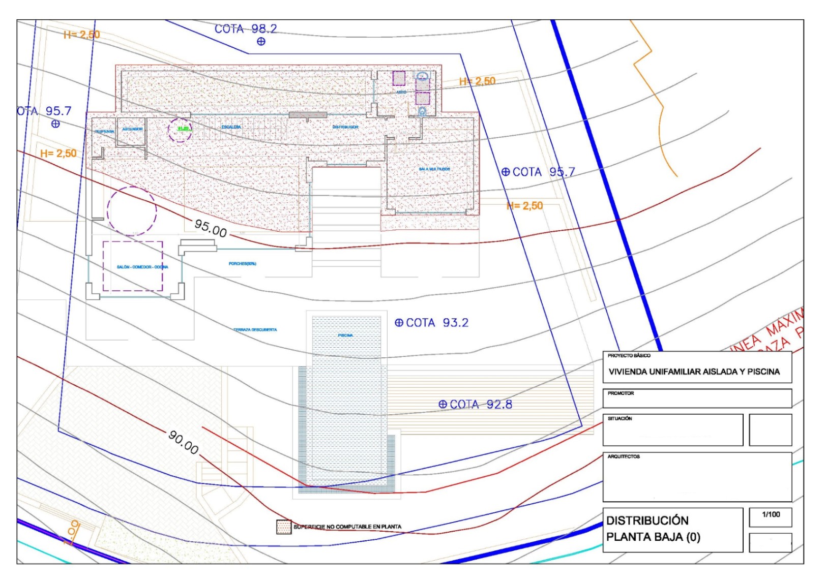 Architecturale plattegrond van de begane grond met de indeling van de leefruimtes, het terras en het zwembad op een geaccidenteerd terrein.