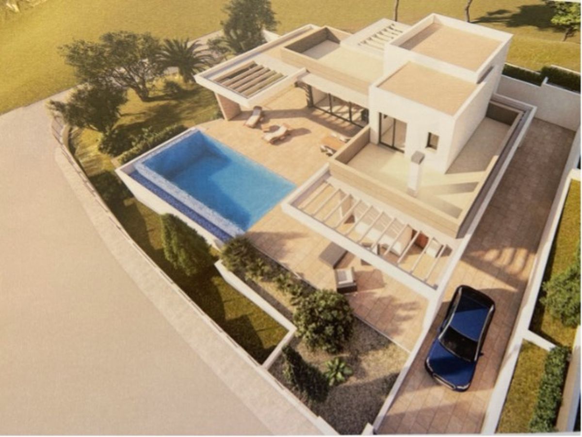 Luchtfoto van een moderne villa met rechthoekig zwembad, stenen terrassen met houten pergola's en geïntegreerde tuinzones op een omheind perceel.