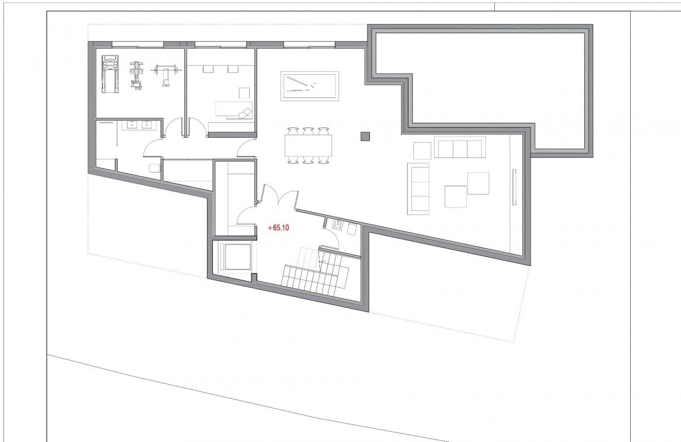 Architecturale plattegrond van de benedenverdieping met een eigen fitnessruimte, gastenverblijf en een grote entertainmentruimte met biljarttafel en zithoek.