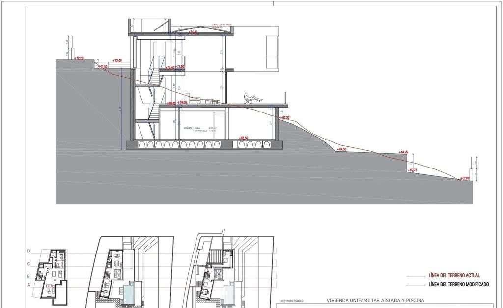 Technische doorsnede en plattegronden van een vrijstaande woning op een helling, met details over de verdiepingen, trappenpartij en terreinintegratie.