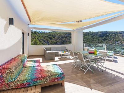 Riant terras met beige schaduwdoeken