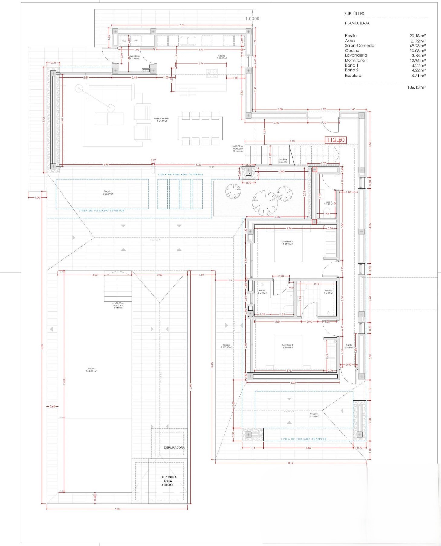 Gedetailleerde plattegrond van de begane grond met een woonkamer van 49m², keuken, twee slaapkamers en een buitenruimte met een zwembad van 48m² en terrassen.