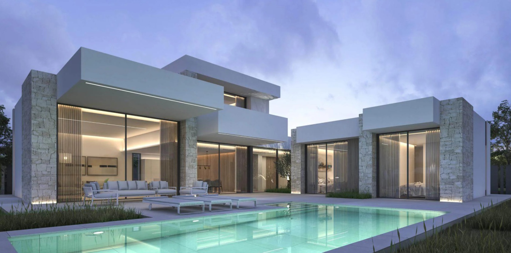 Moderne villa bij schemering met turquoise zwembad, natuurstenen muren en grote glazen puien die de loungehoek verlichten.