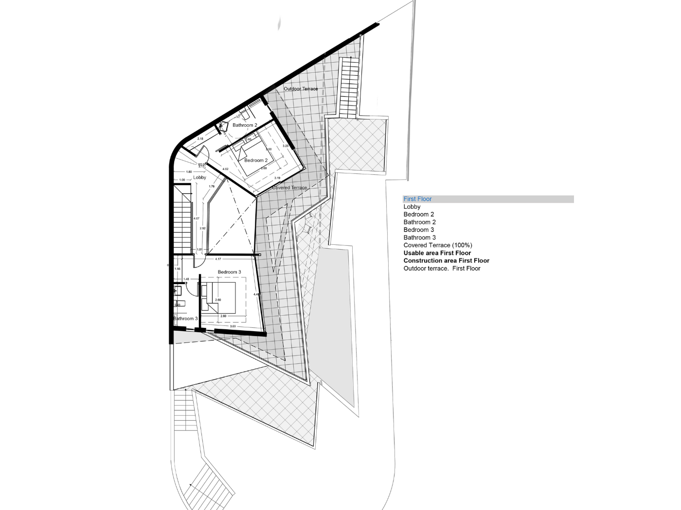 Gedetailleerde architectonische plattegrond van de eerste verdieping met twee slaapkamers en-suite, een lobby en grote hoekige overdekte en open terrassen.