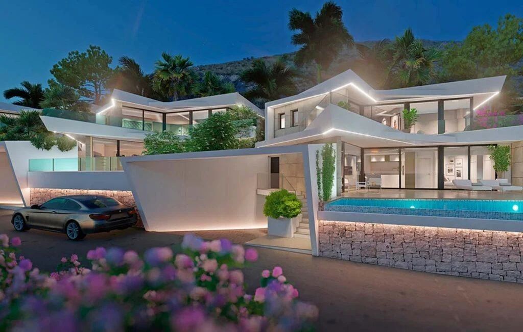 Moderne villa met meerdere niveaus bij schemering, voorzien van hoekige witte architectuur, geïntegreerde LED-verlichting en een overloopzwembad met natuursteen.