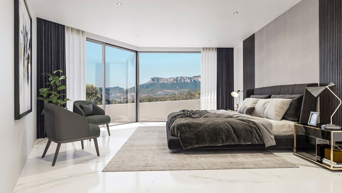 Moderne hoofdslaapkamer met marmeren vloer, kamerhoge hoekramen met panoramisch uitzicht op de bergen en een minimalistisch interieurontwerp.