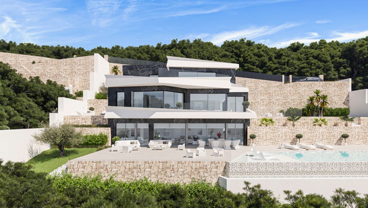 Moderne villa met meerdere niveaus, een gevel van witte en donkere natuursteen, grote glaspartijen en stenen muren geïntegreerd in de beboste heuvel.