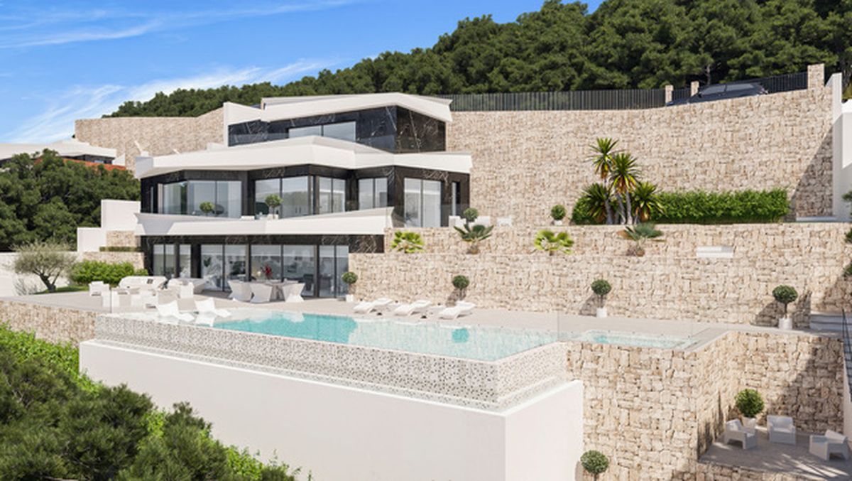 Moderne villa met meerdere niveaus, overloopzwembad, terrasvormige natuurstenen muren en grote glaspartijen tegen een beboste helling.