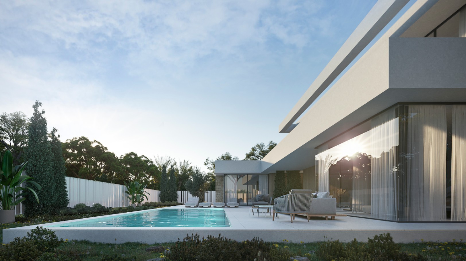 Buitenaanzicht van een moderne villa met een rechthoekig zwembad, witstenen terras en kamerhoge glazen wanden die het zonlicht reflecteren.