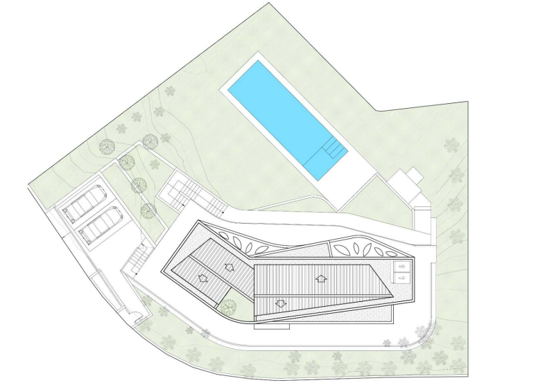 Architectonisch inplantingsplan van de moderne villa met weergave van het rechthoekige zwembad, de hoekige dakstructuur en de geïntegreerde parkeerplaats.
