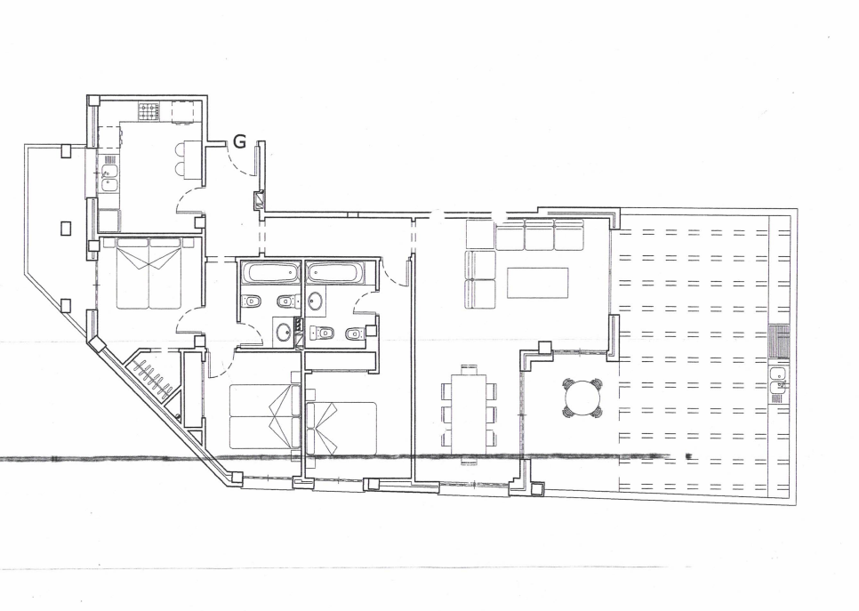 Gedetailleerde plattegrond met de indeling van drie slaapkamers, twee badkamers, een ruime woonkamer en een groot terras voorzien van een buitenkeuken.