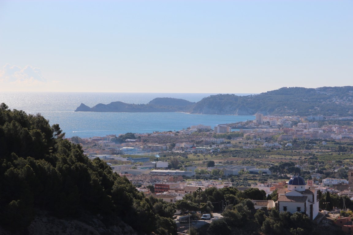 Panoramisch uitzicht op Jávea met de Middellandse Zee op de achtergrond.