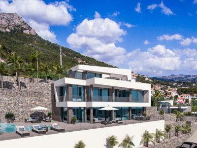 Buitenaanzicht van de villa met overloopzwembad en zonneterras, omgeven door mediterrane begroeiing.