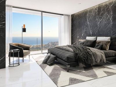Hoofdslaapkamer met marmeren accentmuur, tweepersoonsbed en panoramisch uitzicht op de Middellandse Zee.