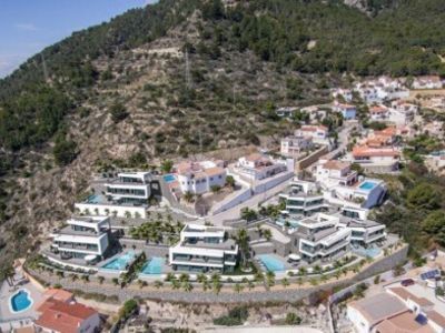 Luchtfoto van het residentiële complex van luxe villa's met privézwembaden in Calpe.