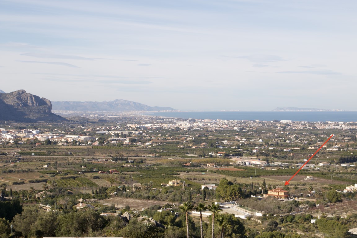 Panoramisch uitzicht op de villa in Pedreguer met de Middellandse Zee op de achtergrond en de bergen.