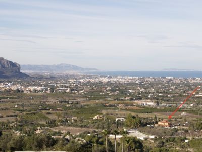 Panoramisch uitzicht op de villa in Pedreguer met de Middellandse Zee op de achtergrond en de bergen.