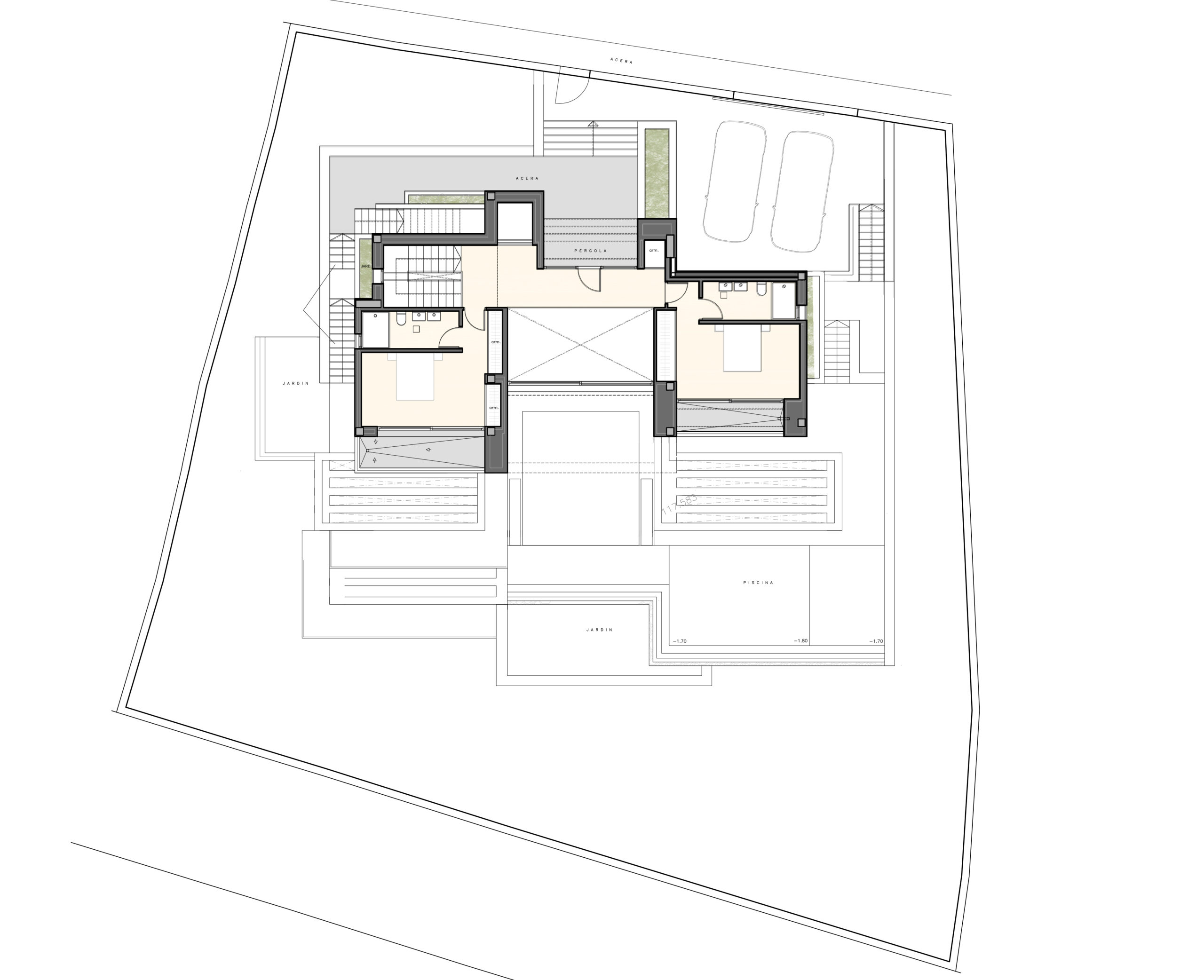 Gedetailleerde plattegrond van de eerste verdieping met de indeling van twee slaapkamers met en-suite badkamers, de entree en de omliggende tuin.