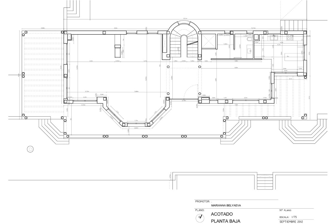 Gedetailleerde technische plattegrond van de begane grond met de indeling van de woonkamer, keuken, spiltrap en omliggende terrassen met afmetingen.