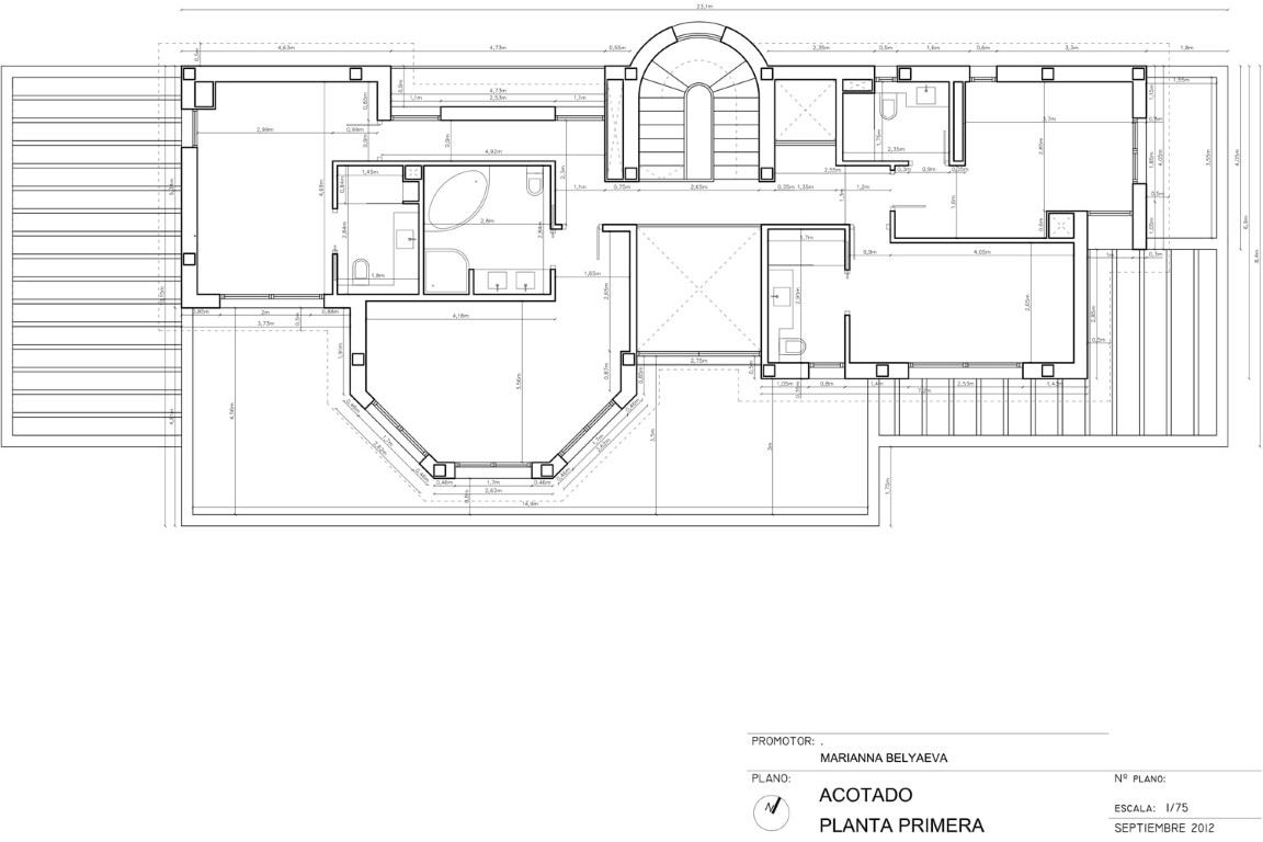 Technische plattegrond van de eerste verdieping met de indeling van slaapkamers, en-suite badkamers en de toegang tot het brede terras aan de voorzijde.