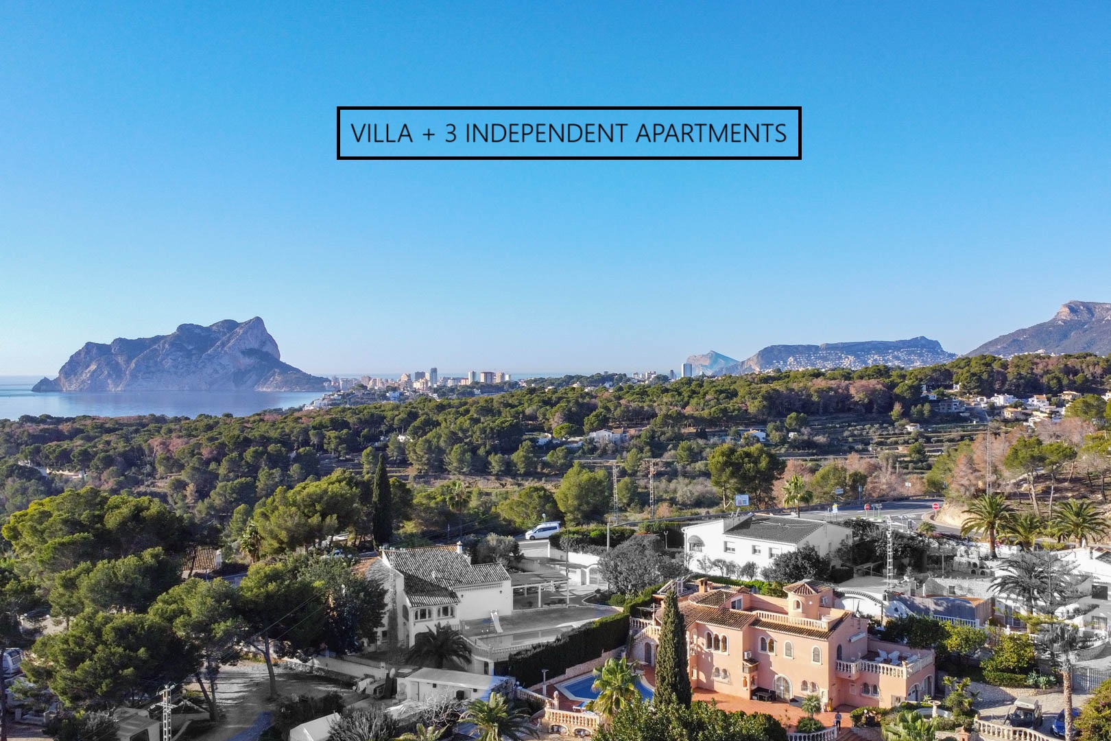 Luchtfoto van de gemarkeerde villa, met de mediterrane architectuur en een panoramisch uitzicht op de Peñón de Ifach en de kustlijn.
