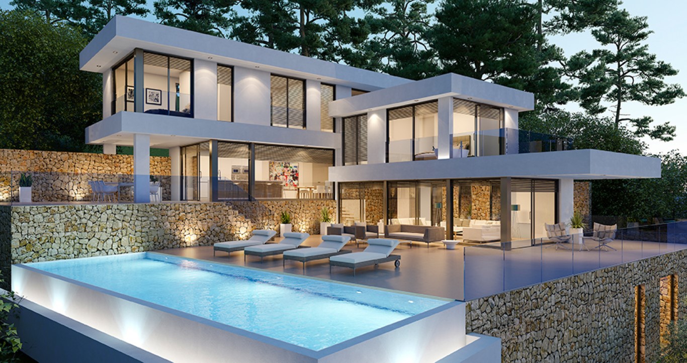 Moderne villa met verlicht zwembad, natuurstenen muren en ruime terrassen met glazen balustrades, omgeven door pijnbomen en sfeervolle buitenverlichting.