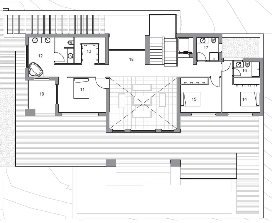 Technische plattegrond van de bovenverdieping met de master suite, inloopkast, twee slaapkamers met aangrenzende badkamers en een royaal terras.
