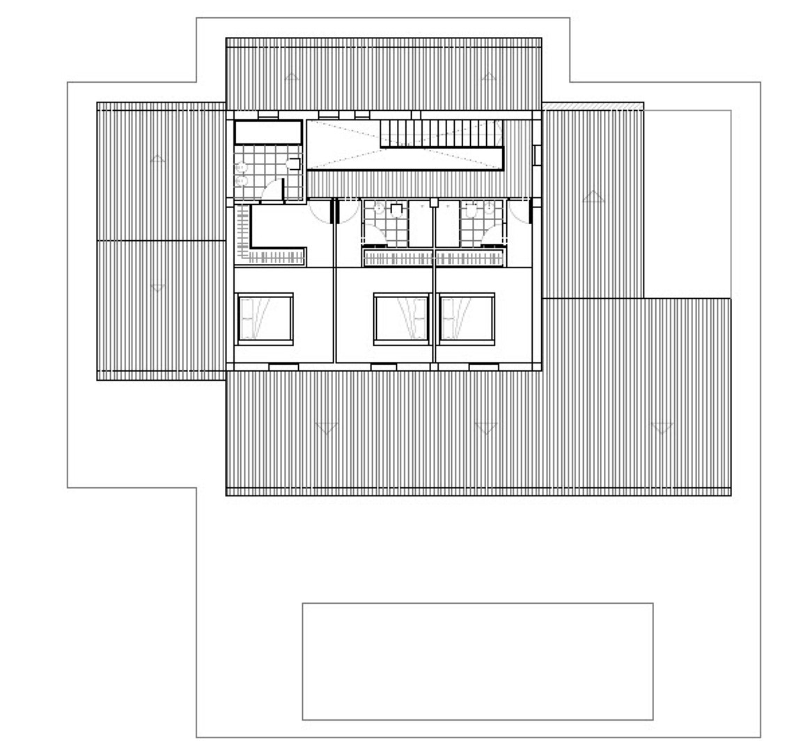 Technische plattegrond van de bovenverdieping met de indeling van drie slaapkamers met en-suite badkamers, inclusief een master suite met inloopkast en toegang tot de trap.