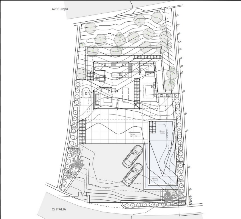 Technisch inplantingsplan van het perceel in Altea Hills met details over de voetafdruk van de villa, het zwembad, de parkeerplaats en de topografische hoogtelijnen.