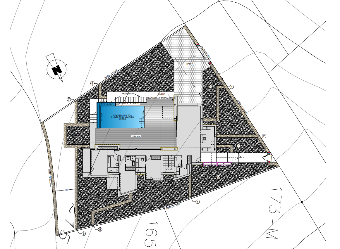 Technisch inplantingsplan van de woning met de indeling van de hoofdverdieping, het infinity-zwembad van 32m2 en de verharde buitenruimtes met oprit.