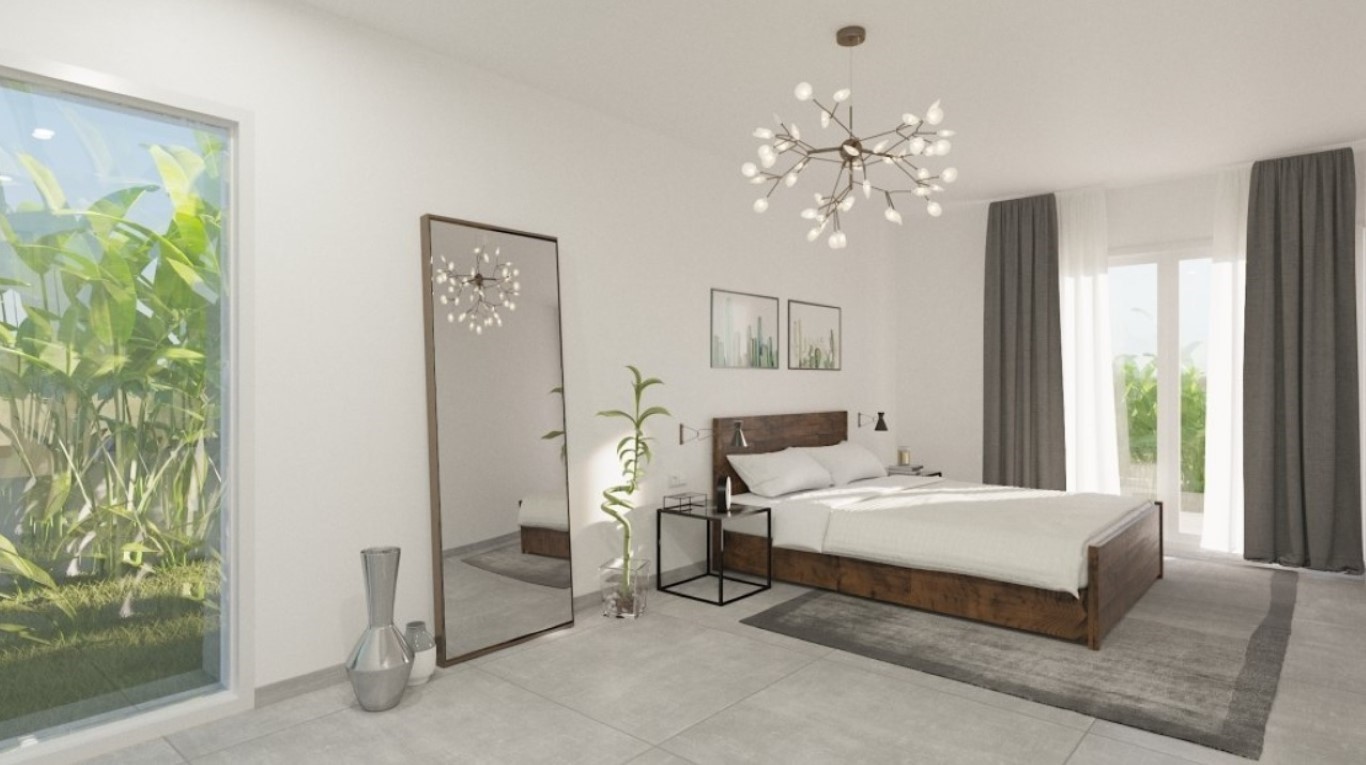 Hoofdslaapkamer met donkerhouten bedframe, moderne takvormige kroonluchter en kamerhoge ramen met uitzicht op de omliggende tuin.