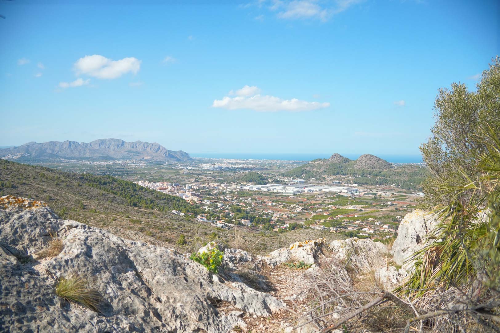 Panoramisch uitzicht vanaf de hooggelegen locatie in La Sella, met zicht op de vallei, de omliggende bergen en de Middellandse Zee.