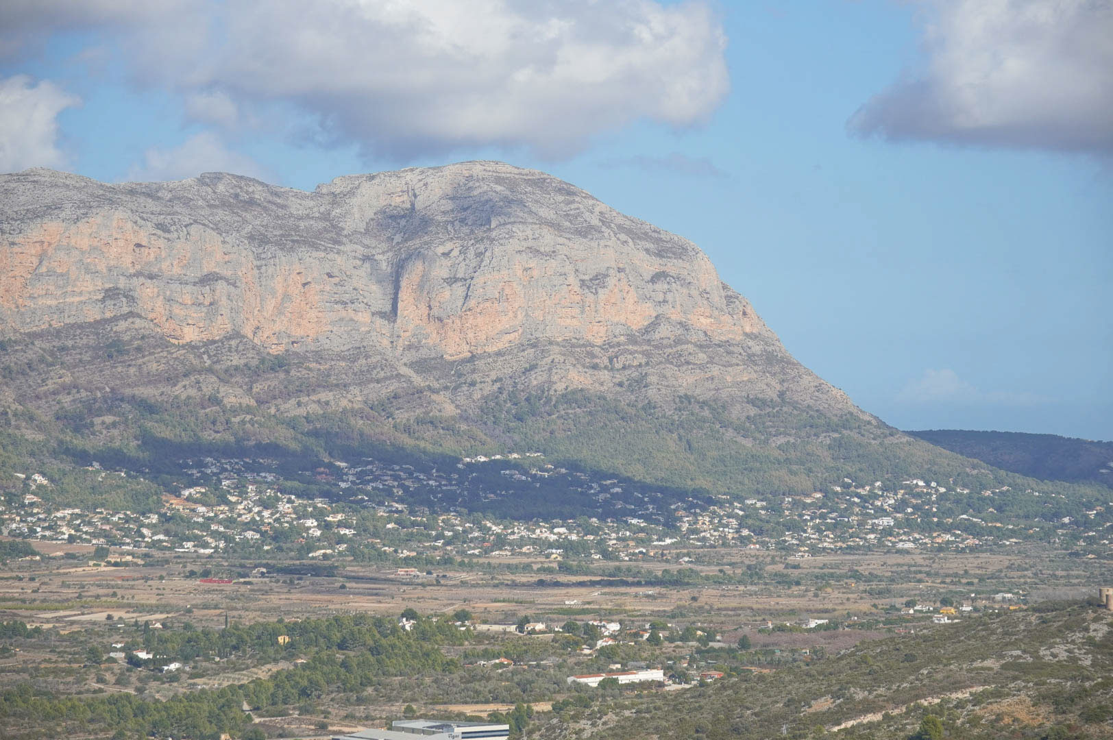 Vrij panoramisch uitzicht op het Montgó-massief en de omliggende vallei vanaf de verhoogde ligging van het pand in La Sella.