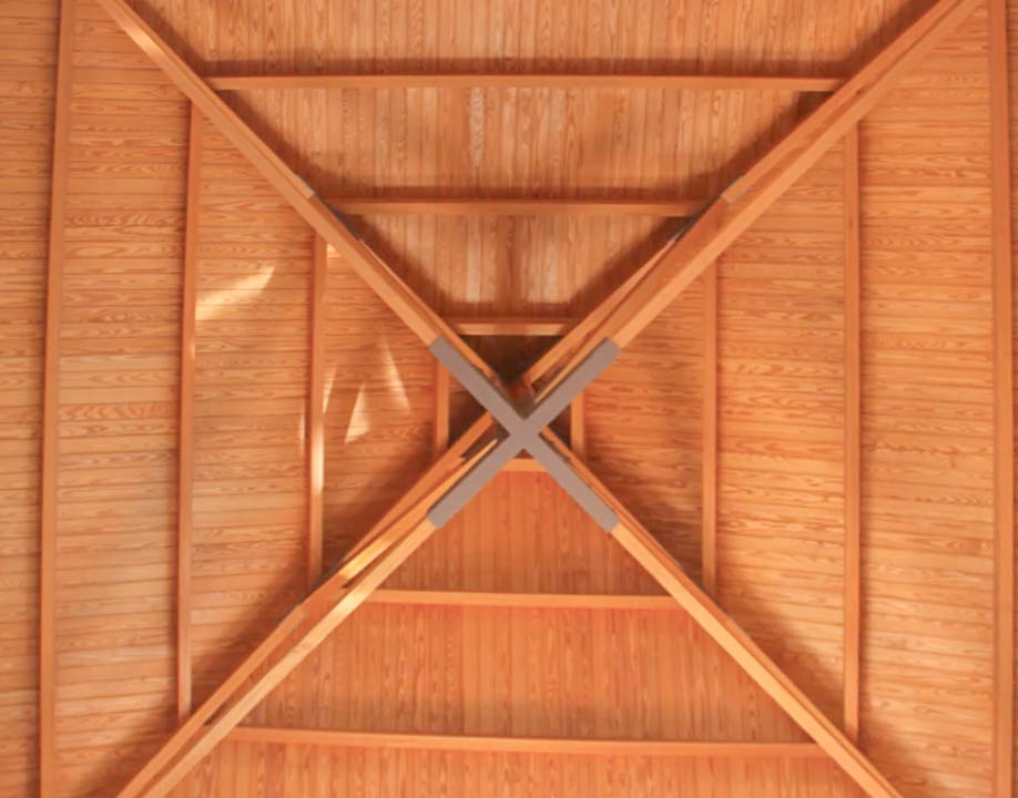 Gedetailleerd aanzicht van het hoogwaardige houten plafond met een piramidale structuur en centrale kruisbalken, wat zorgt voor een warme, ambachtelijke uitstraling.