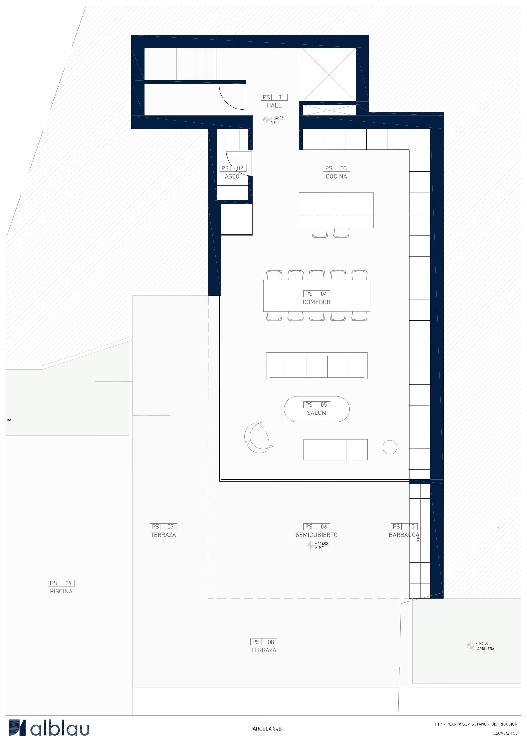 Plattegrond van de woonverdieping met een open keuken, eetkamer en zithoek die aansluiten op het terras met zwembad en barbecueplaats.