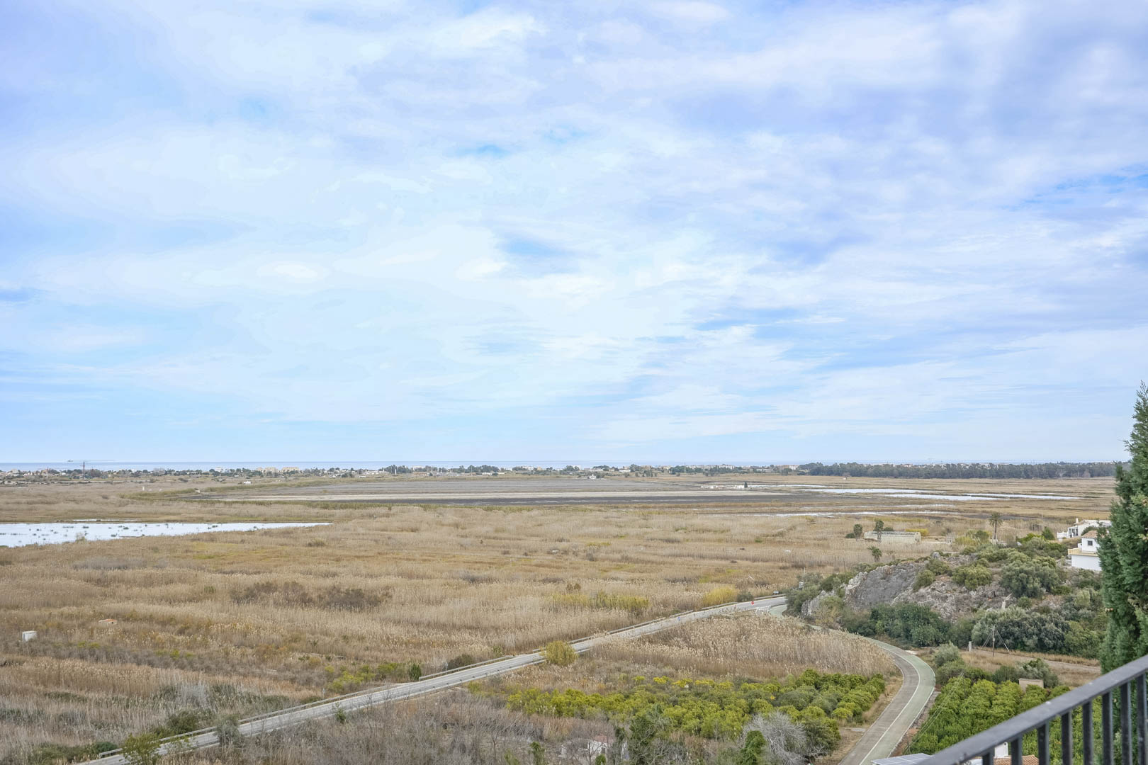 Panoramisch uitzicht op het natuurreservaat Marjal de Pego en de kustlijn vanaf Monte Pego.