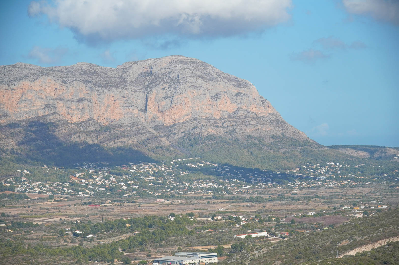 Panoramisch uitzicht op het Montgó-massief en de omliggende vallei, met een blik op het natuurlijke landschap en de woonwijken vanaf het hoger gelegen perceel.