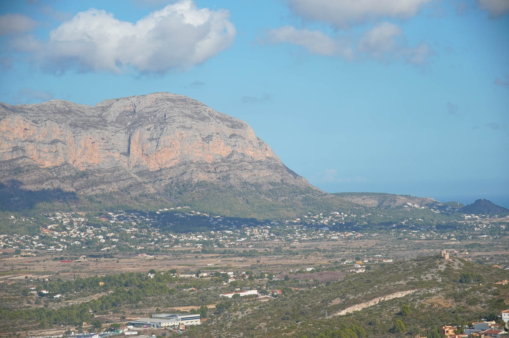 Panoramisch uitzicht vanaf de woning op het Montgó-massief, de omliggende vallei en de verre horizon van de Middellandse Zee.