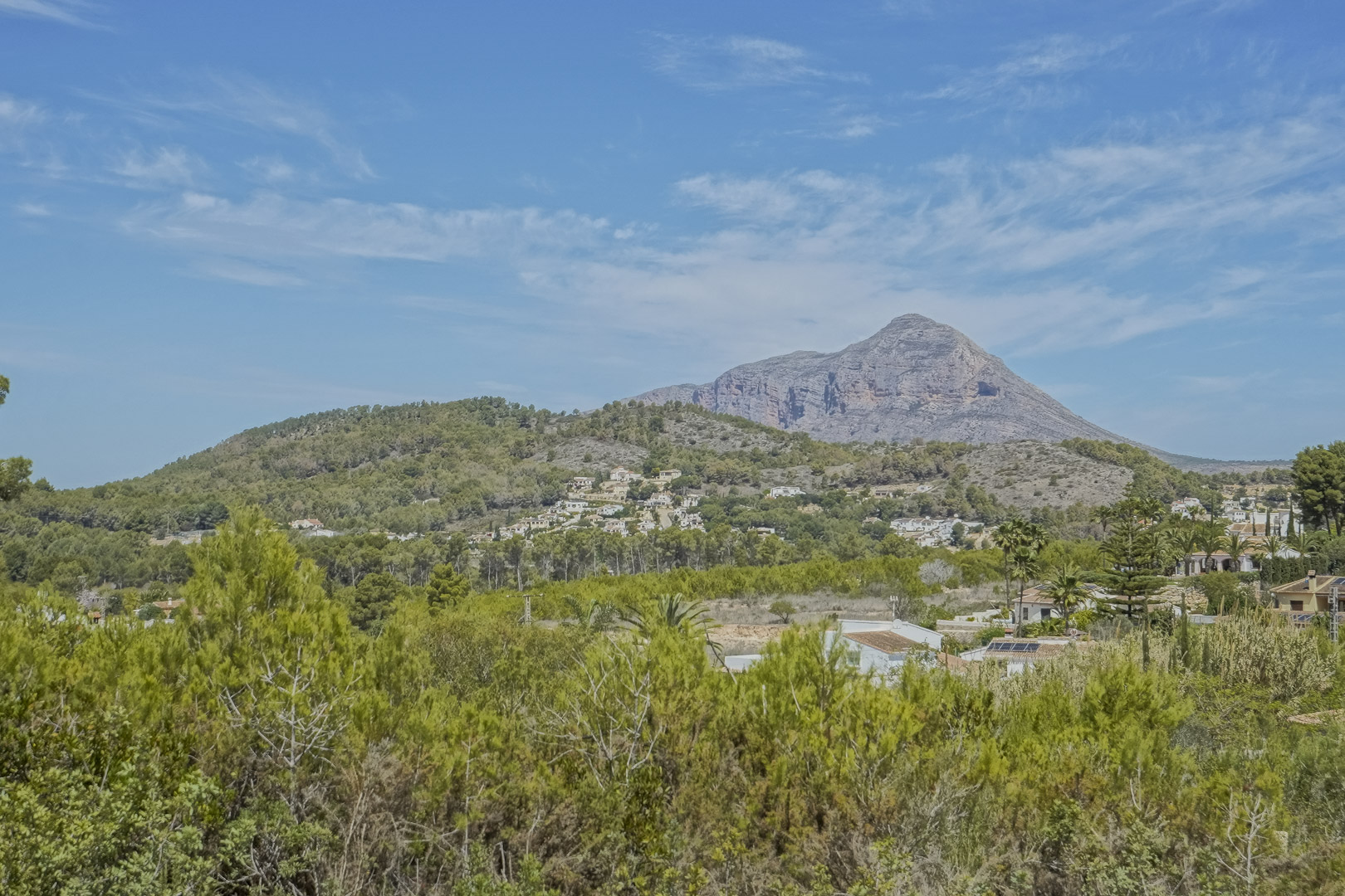 Panoramisch uitzicht op de Montgó-berg en het omliggende mediterrane landschap, met uitgestrekte dennenbossen en glooiende heuvels in de regio Jávea.