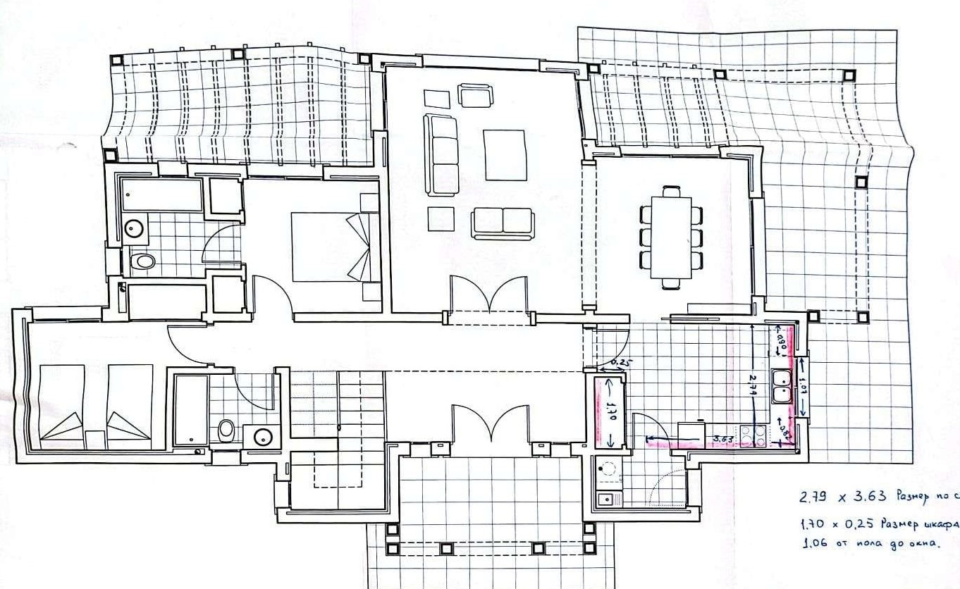 Gedetailleerde plattegrond van de begane grond met de indeling van de woon-eetkamer, keuken met technische afmetingen en twee slaapkamers met badkamers.