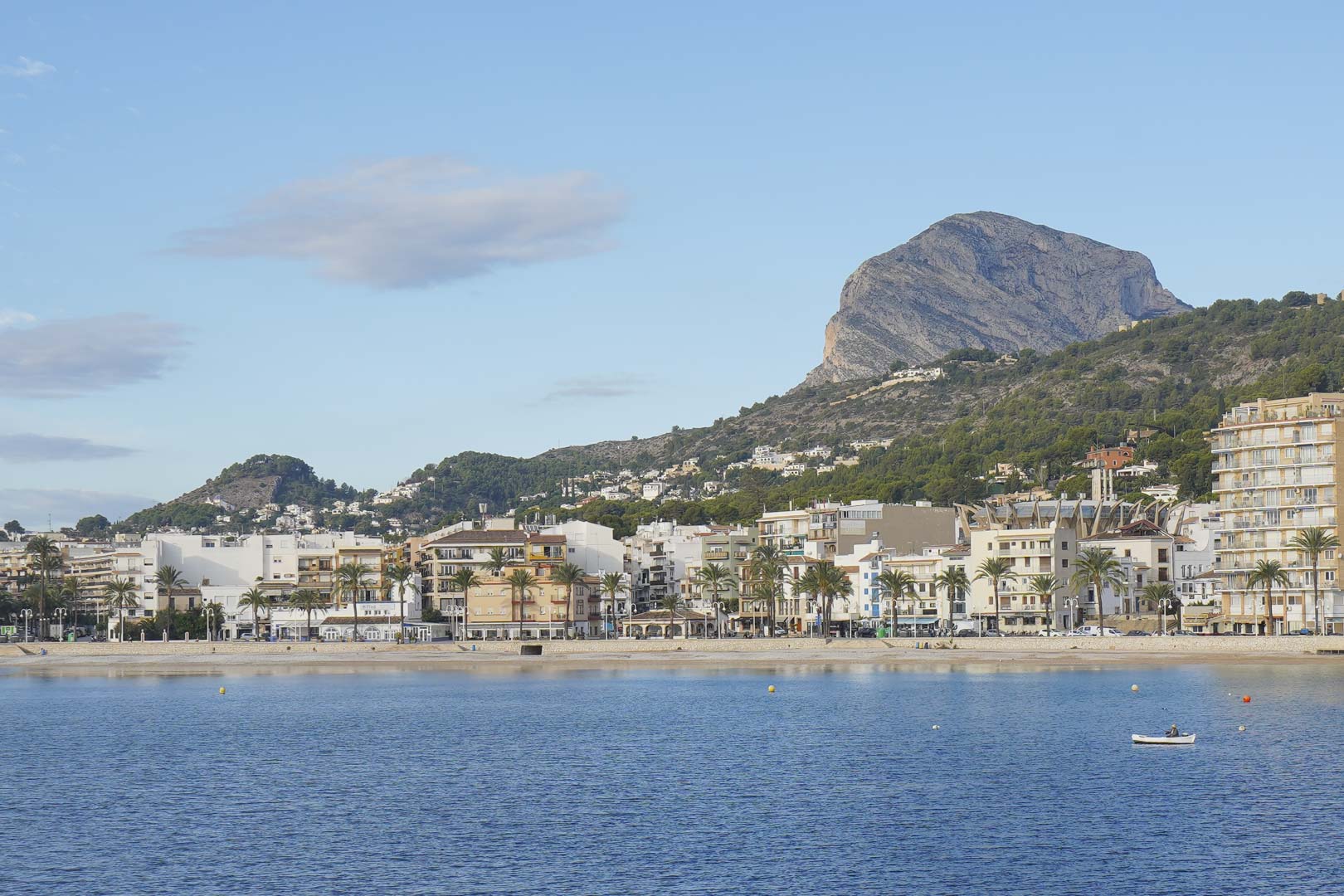 Panoramisch uitzicht over de baai van Jávea met de berg Montgó op de achtergrond, wat de gunstige ligging nabij de kustlijn illustreert.