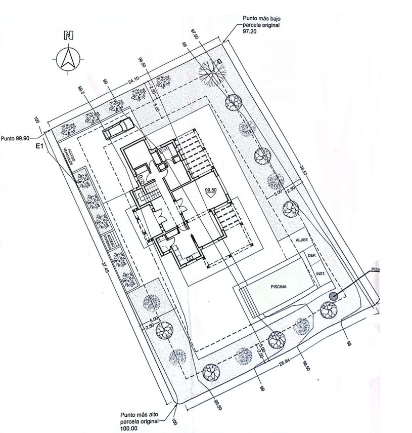 Technisch inplantingsplan met de indeling van de villa, het zwembad en de tuinzones op het perceel van 1000 m² in Jávea.