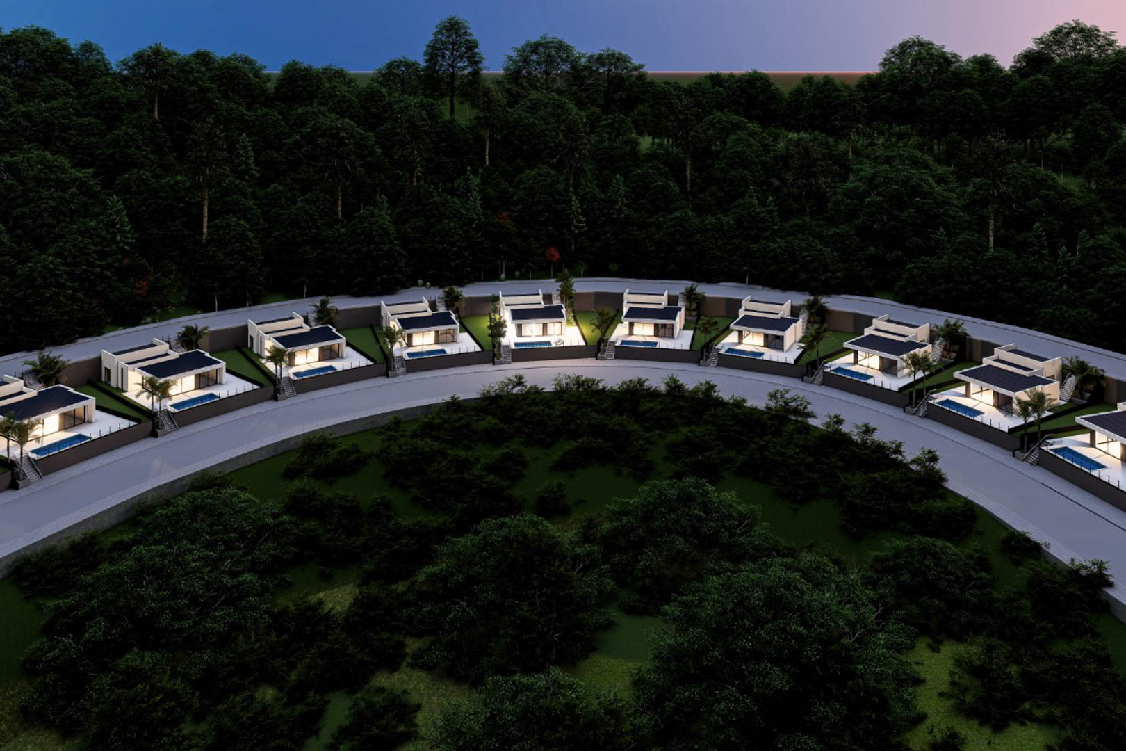 Nachtelijk luchtaanzicht van het woonproject in Monte Solana, met de gebogen opstelling van moderne villa's met privézwembaden in een bosrijke omgeving.
