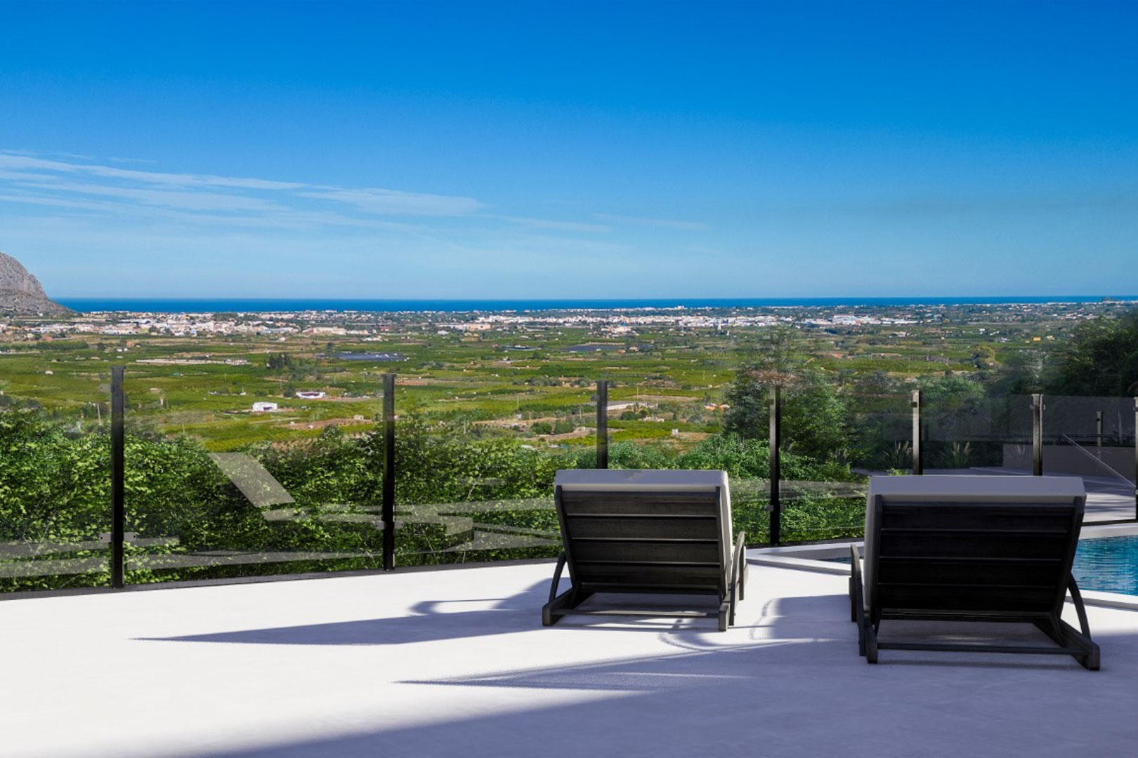 Verhoogd terras met glazen balustrades en moderne ligbedden, met een panoramisch uitzicht over de vallei en de Middellandse Zee.