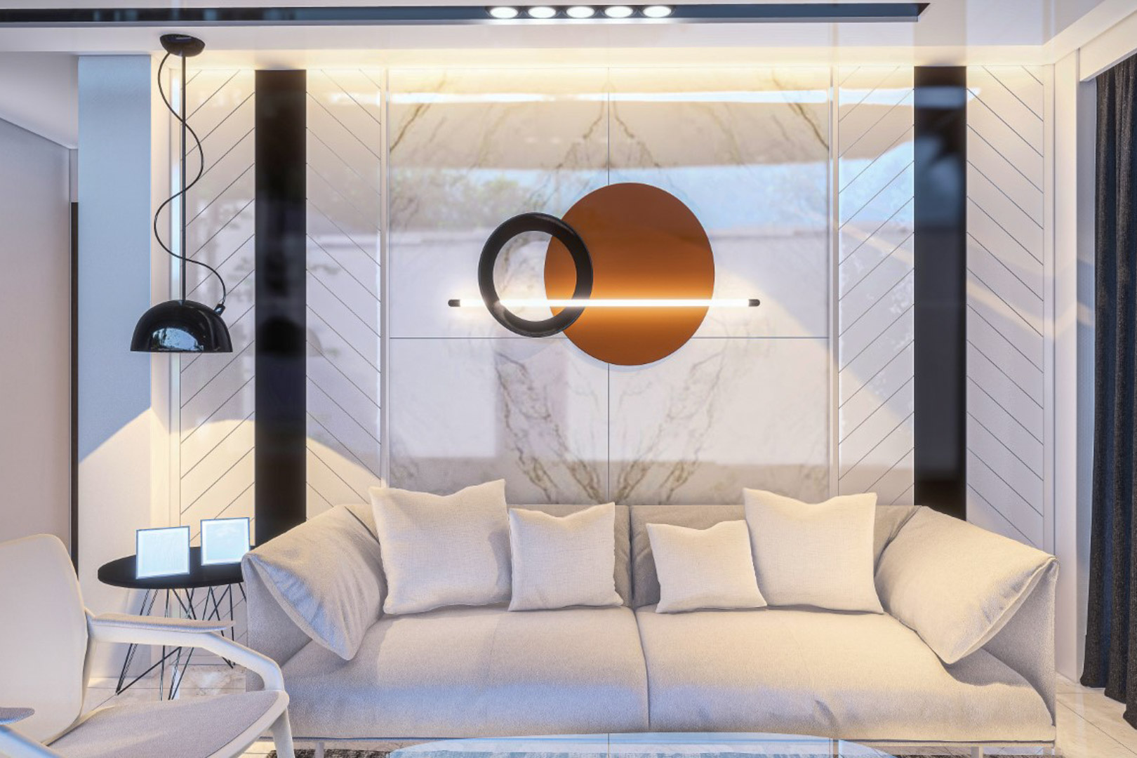 Woonkamer met een neutraal gekleurde bank tegen een wand met marmerlook en geometrische panelen. Een moderne cirkelvormige wandlamp en inbouwspots zorgen voor sfeer.