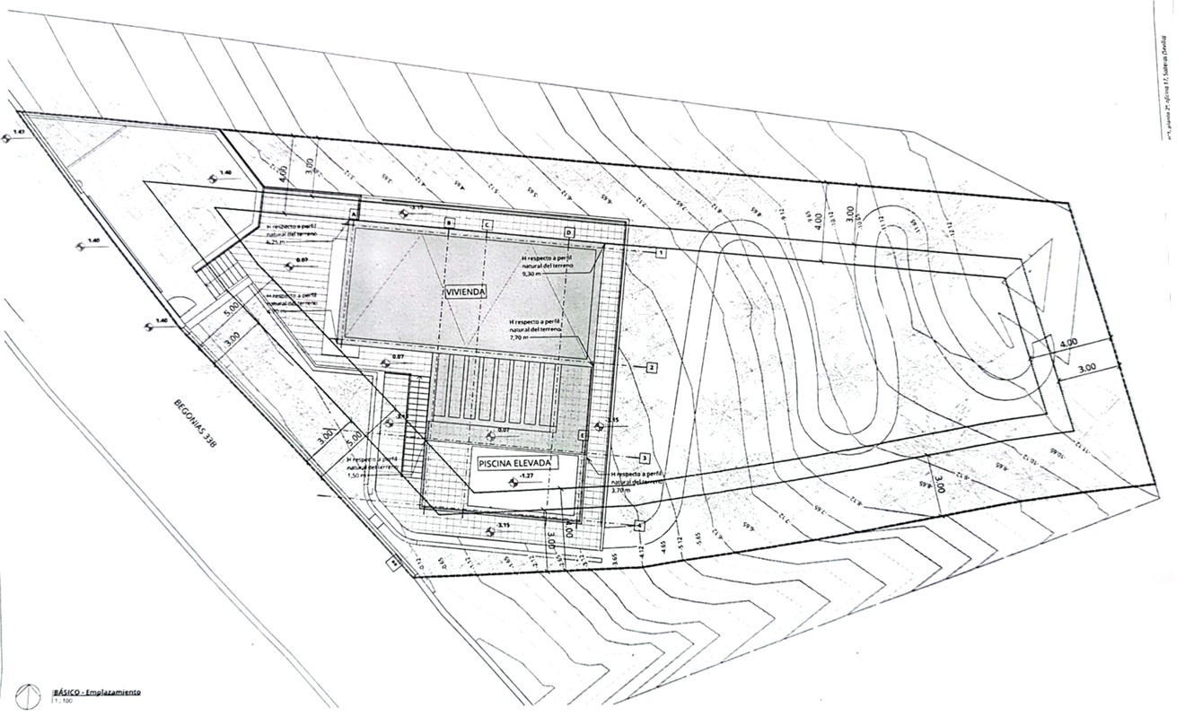 Technisch inplantingsplan met de positie van de woning en het verhoogde zwembad op het perceel, inclusief hoogtelijnen en toegang vanaf de straat Begonias.