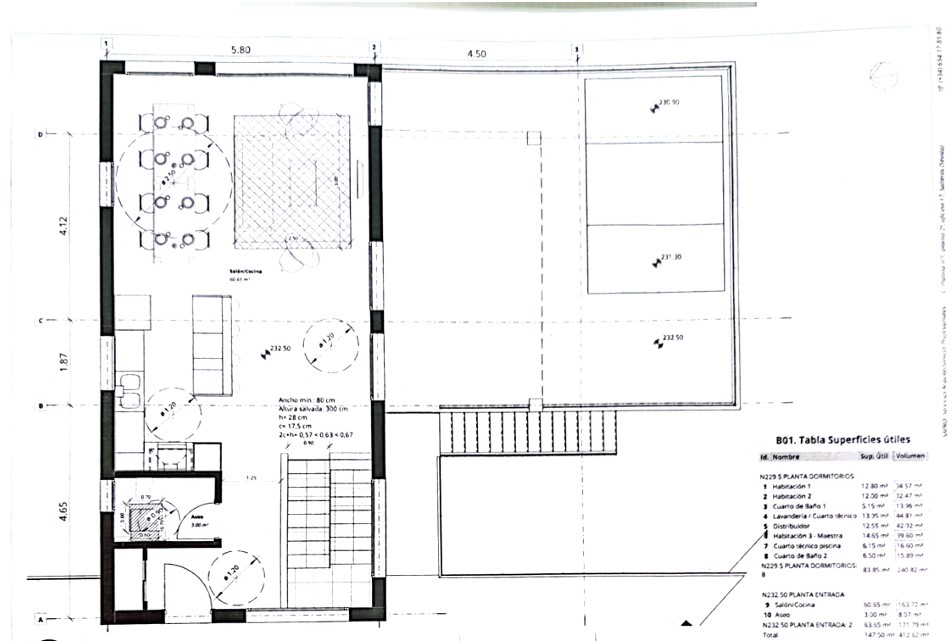 Technische plattegrond van de entreeverdieping met de open woonkamer en keuken van 60 m², gastentoilet en het grote terras met zwembad.