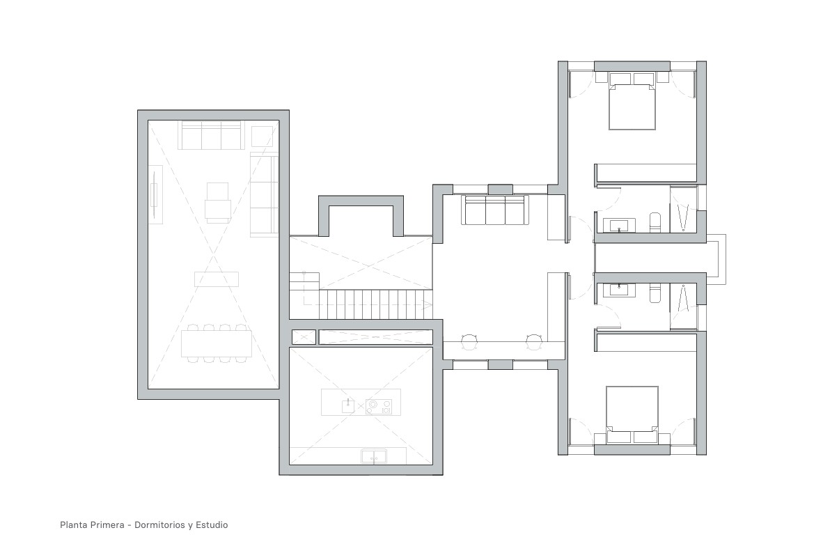 Gedetailleerde plattegrond van de eerste verdieping met twee tweepersoonskamers met en-suite badkamers en een centraal kantoor met vide boven de woonkamer.